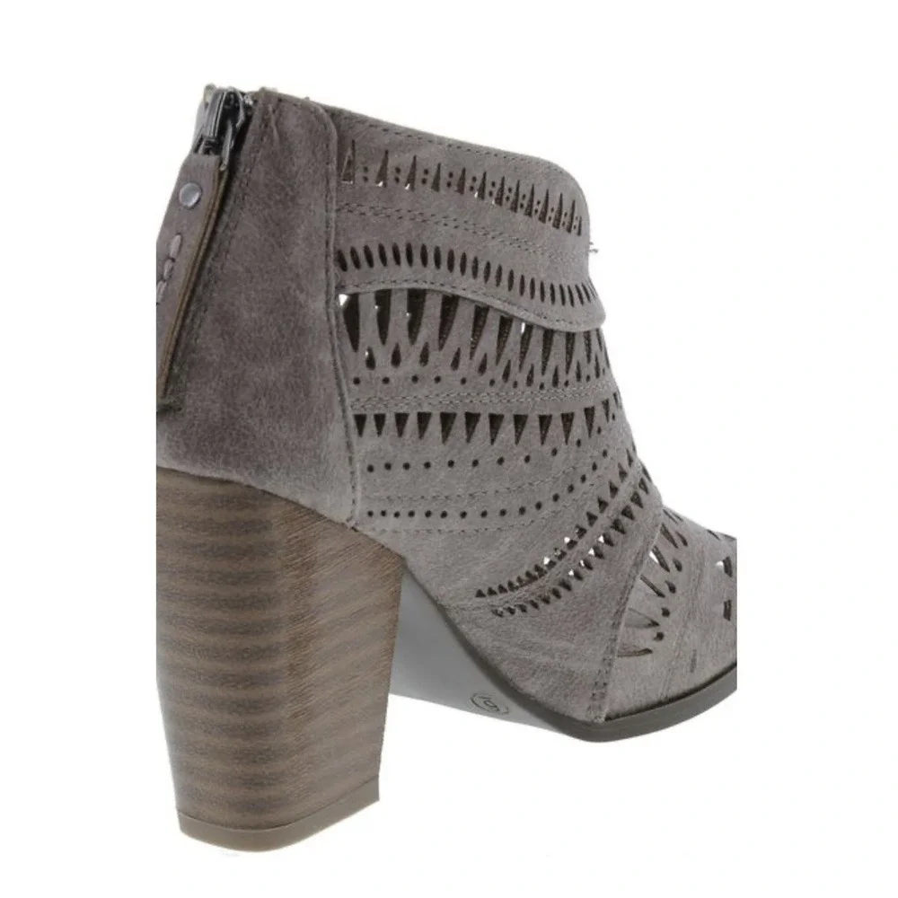 Not Rated Groove Thang Booties Women's 6 Taupe Brown Laser Cut Ankle Chunky Heel